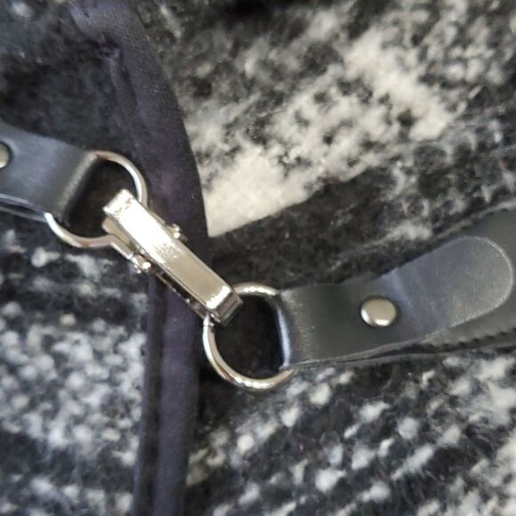 THIS BEAUTIFUL CAPE, is classic black and white. Has a snap closure. Great cond. - Picture 5 of 6